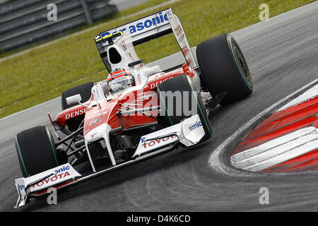 Deutsche Formel1-Fahrer Timo Glock Toyota steuert sein Auto während des Qualifyings auf dem Sepang Circuit außerhalb Kuala Lumpur, Malaysia, 4. April 2009. Glock startet das Rennen von Platz 3 nach Vettel zog 10 Positionen nach Australien war? s Crash mit Kubica. 2009 Formel 1 Malaysia Grand Prix statt findet am 05. April. Foto: Jens Büttner Stockfoto