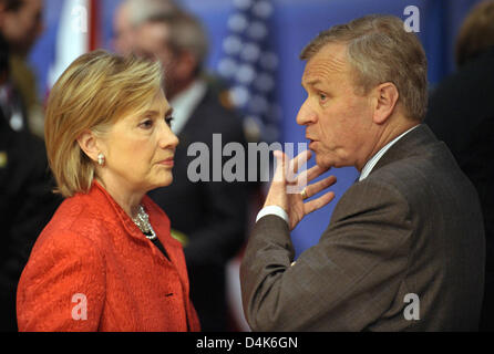 US-Außenministerin Hillary Clinton (L) spricht mit NATO-Generalsekretär Jaap de Hoop Scheffer (R) während der Abschlusskonferenz Sitzung des Nato-Gipfels 2009 an? Palais De La Musique et de Congres? in Straßburg, Frankreich, 4. April 2009. NATO? s Gipfel zum 60. Jahrestag 2009 fand in Straßburg, Baden-Baden und Kehl, Deutschland am 03 und 4. April 2009. Foto: SASCHA SC Stockfoto