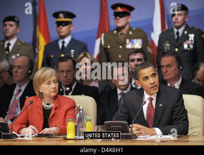 (R) US-Präsident Barack Obama und US-Außenministerin Hillary Clinton (L) Webinar die Abschlusskonferenz des Nato-Gipfels 2009 an? Palais De La Musique et de Congres? in Straßburg, Frankreich, 4. April 2009. NATO? s Gipfel zum 60. Jahrestag 2009 fand in Straßburg, Baden-Baden und Kehl, Deutschland am 03 und 4. April 2009. Foto: SASCHA Schürmann Stockfoto