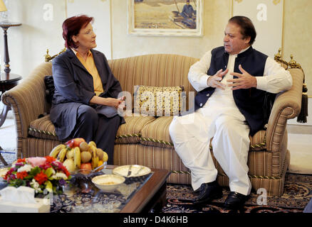 Bundesminister für Entwicklung Heidemarie Wieczorek-Zeul (L) Gespräche mit Mian Nawaz Sharif (R), Führer der Pakistan Muslim League-N Quaid Partei (PML-Q) in Islamabad, Pakistan, 4. April 2009. Während ihres dreitägigen Besuchs Frau Wieczorek-Zeul führt Gespräche mit Regierung und Hilfsorganisationen auf deutsche Hilfe für das islamische Land. Foto: RAINER JENSEN Stockfoto