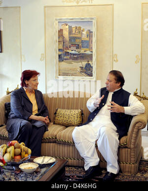 Bundesminister für Entwicklung Heidemarie Wieczorek-Zeul (L) Gespräche mit Mian Nawaz Sharif (R), Führer der Pakistan Muslim League-N Quaid Partei (PML-Q) in Islamabad, Pakistan, 4. April 2009. Während ihres dreitägigen Besuchs Frau Wieczorek-Zeul führt Gespräche mit Regierung und Hilfsorganisationen auf deutsche Hilfe für das islamische Land. Foto: RAINER JENSEN Stockfoto