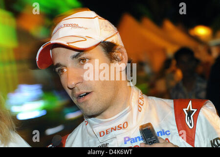 Deutsche Formel1-Fahrer Timo Glock von Toyota im Gespräch mit der Presse nach dem dritten Platz in der Grand Prix von Malaysia in Sepang Circuit außerhalb Kuala Lumpur, Malaysia, 5. April 2009. Das Rennen war nach 31 Runden wegen Starkregen rot gekennzeichnet. Foto: Peter Steffen Stockfoto