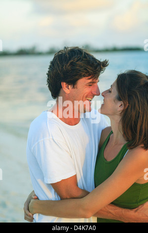 Lächelnde paar umarmt am Strand Stockfoto