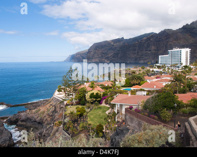 Acantilados de Los Gigantes eine Bergkette und ein Feriendorf an der West Küste von Teneriffa Spanien Stockfoto