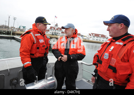 Kongressabgeordnete Bischof Fahrten an Bord motor Rettungsboot Stockfoto