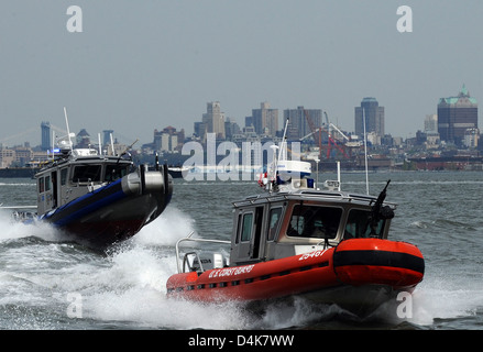 Bahnhof New York 25-Fuß-Antwort Bootscrew und ein New York Polizei-Abteilung Hafen Patrol sicher 31-Fuß-Bootscrew trainieren zusammen Stockfoto