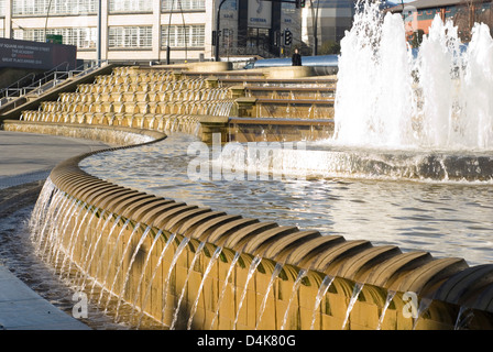 Die Kaskaden Wasserspiel im Garbe Platz vor dem Bahnhof, entworfen von RPDT, Sheffield, UK Stockfoto