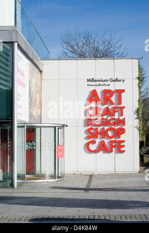 Millenniums-Galerie Arundel Gate Eingang & rote Kunsthandwerk Design Cafe Ladenschild, Sheffield, UK Stockfoto