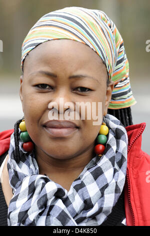 Pumeza Mandela, Nelson Mandela? s Nichte, dargestellt an der Gedenkstätte auf dem Gelände der ehemaligen Konzentrationslager Bergen-Belsen, Deutschland, 6. April 2009. Pumeza Mandela gehört zu einer Gruppe von 70 Jugendliche Teilnahme an Workshops über die Geschichte des ehemaligen Konzentrationslagers. Foto: Holger Hollemann Stockfoto