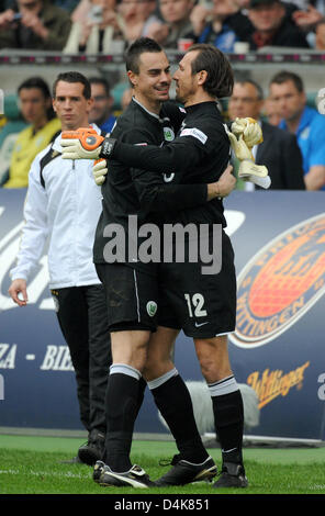 Wolfsburg? s Torhüter Diego Benaglio (L) wird ersetzt durch Ersatztorhüter Andre Lenz während der Fußball-Bundesliga Spiel VfL Wolfsburg Vs FC Bayern München an? Volkswagen-Arena? in Wolfsburg, Deutschland, 4. April 2009. Wolfsburg gewann das Spiel mit 5: 1. Foto: Marcus Brandt Stockfoto