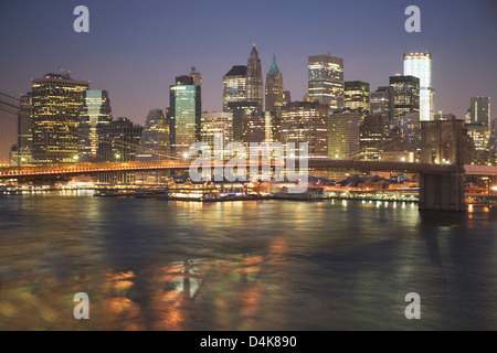 New York City nachts beleuchtet Stockfoto