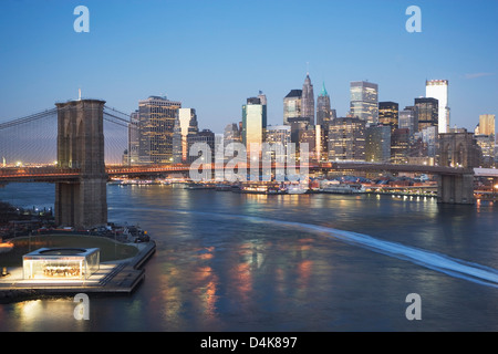 New York City nachts beleuchtet Stockfoto