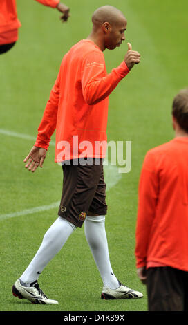 Spanische Primera Division-Club FC Barcelona? s Thierry Henry gibt Daumen nach oben, während der Club? s Training im Camp Nuo-Stadion von Barcelona, 7. April 2009. Barcelona erhält deutschen Bundesligisten FC Bayern München für das Hinspiel der UEFA Championsleague-Viertelfinale am 08 April. Foto: Andreas Gebert Stockfoto