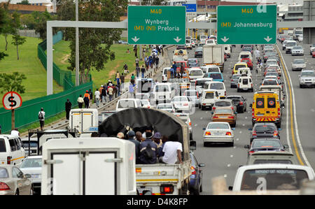 Starkem Verkehr auf einer Autobahn in Johannesburg, Südafrika, 20. November 2008 gesehen. Foto: Gero Breloer Stockfoto