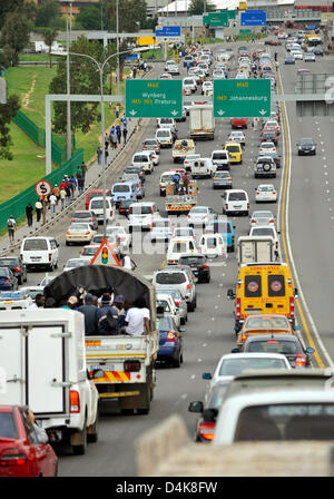 Starkem Verkehr auf einer Autobahn in Johannesburg, Südafrika, 20. November 2008 gesehen. Foto: Gero Breloer Stockfoto