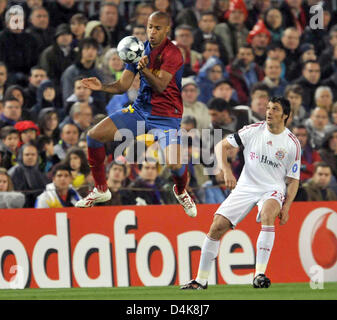 Barcelona? s Thierry Henry (L) und Bayern München? s Massimo Oddo wetteifern um den Ball im Hinspiel Champions League Viertel Finale Spiel Barcelona gegen Bayern München im Camp Nou in Barcelona, Spanien, 8. April 2009. Foto: Andreas Gebert Stockfoto