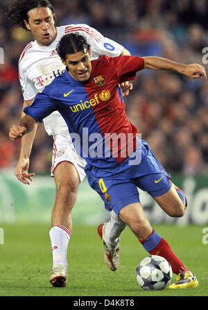 Barcelona? s Rafael Marquez (R) und Bayern München? s Luca Toni wetteifern um den Ball im Hinspiel Champions League Viertel Finale Spiel Barcelona gegen Bayern München im Camp Nou in Barcelona, Spanien, 8. April 2009. Barcelona besiegte Bayern München 4-0. Das zweite Bein Match wird am 14. April 2009 in München stattfinden. Foto: Andreas Gebert Stockfoto