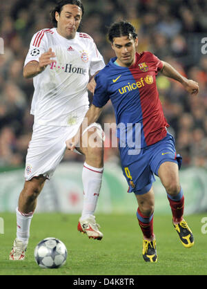 FC Bayern München? s Luca Toni und Barcelona? s Rafael Marquez (R) wetteifern um die Kugel während der ersten Etappe der Champions League Viertel Finale Spiel Barcelona gegen Bayern München im Camp Nou in Barcelona, Spanien, 8. April 2009. Barcelona besiegte Bayern München 4-0. Das zweite Bein Match wird am 14. April 2009 in München stattfinden. Foto: Andreas Gebert Stockfoto