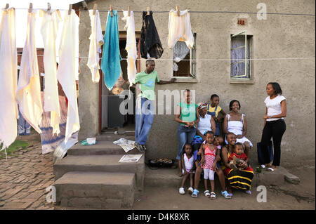 Das Bild zeigt eine Großfamilie posiert vor ihrem Haus in der ehemaligen Township Soweto ist heute ein Teil von Johannesburg, Südafrika, 23. November 2008. Foto: Gero Breloer Stockfoto