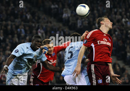 Hamburg? s Ivica Olic (R) und Michael Gravgaard (2 L)-Kampf um den Ball mit Manchester City? s Micah Richards (L) und Wayne Bridge (2-R) im Hinspiel der UEFA-Cup Viertelfinale Spiel Hamburger SV Vs Manchester City Stadium der HSH Nordbank Arena in Hamburg, Deutschland, 9. April 2009. Deutsche Bundesliga-Club Hamburg besiegte englischen Premier League Club Manchester City 3: 1. Foto Stockfoto