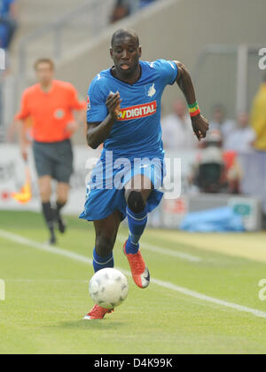 Hoffenheim? s Demba Ba gezeigt in Aktion während der Bundesliga Spiel TSG 1899 Hoffenheim Vs VfL Bochum im Rhein-Neckar-Arena-Stadion in Sinsheim, Deutschland, 11. April 2009. Bochum besiegt Hoffenheim 3: 0. Foto: ULI DECK Stockfoto