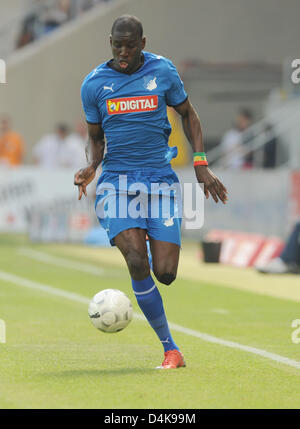 Hoffenheim? s Demba Ba gezeigt in Aktion während der Bundesliga Spiel TSG 1899 Hoffenheim Vs VfL Bochum im Rhein-Neckar-Arena-Stadion in Sinsheim, Deutschland, 11. April 2009. Bochum besiegt Hoffenheim 3: 0. Foto: ULI DECK Stockfoto