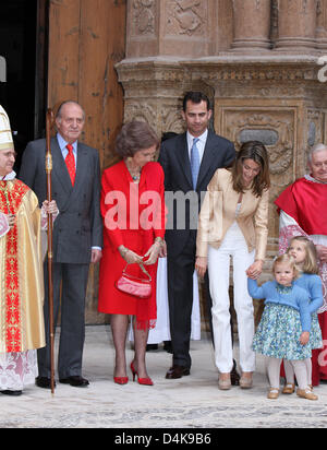 Spanische König Juan Carlos (2-L-R), Königin Sofia, Kronprinz Felipe, Kronprinzessin Letizia und ihre Töchter Prinzessin Sofia und Prinzessin Leonor lassen die traditionelle Ostersonntag Gottesdienst in der Kathedrale von Palma De Mallorca, Mallorca, Spanien, 12. April 2009. Foto: Albert Nieboer (Niederlande) Stockfoto