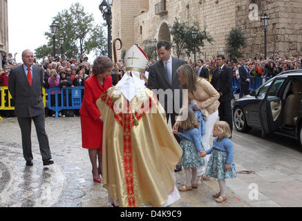 Spanische König Juan Carlos (L-R), Königin Sofia, Kronprinz Felipe, Kronprinzessin Letizia und ihre Töchter Sofia (R) und Leonor sprechen Sie mit einem Kleriker (C) vor dem traditionellen Ostersonntag Gottesdienst in der Kathedrale von Palma De Mallorca, Mallorca, Spanien, 12. April 2009. Foto: Albert Nieboer (Niederlande) Stockfoto