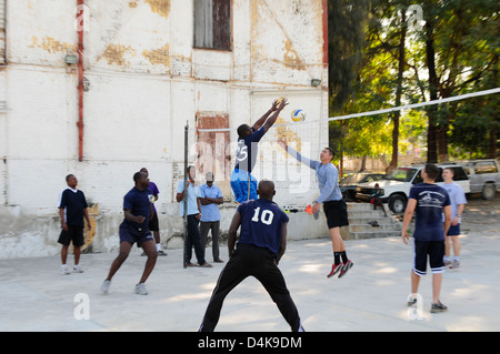 Crewmitglieder spielen Volleyball mit Mitgliedern der haitianische Küstenwache Stockfoto