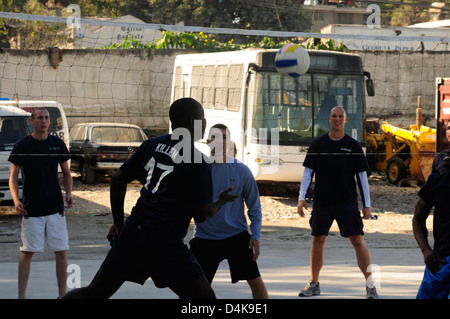 Eiche Besatzungsmitglieder spielen volleyball Stockfoto