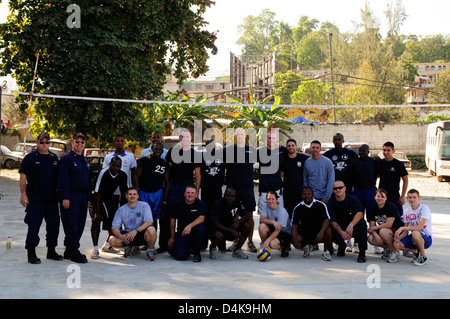 Eiche Besatzungsmitglieder und Haiti Coast Guard Mitglieder Stockfoto