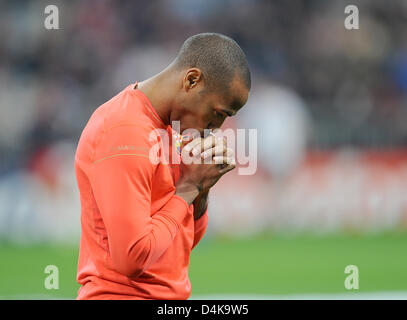 Barcelona? s Thierry Henry betet vor dem Rückspiel der Champions League Viertel Finale FC Bayern München Vs FC Barcelona bei? Allianz Arena? in München, 14. April 2009. Das Spiel endete mit einem 1: 1-Unentschieden. Foto: Tobias Hase Stockfoto