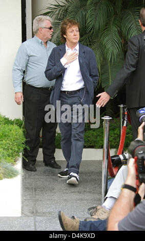 Britischer Musiker und ehemaliger Beatles Sterne Paul McCartney kommt bei der Hollywood Walk of Fame Stern Zeremonie für George Harrison auf dem Hollywood Walk of Fame in Los Angeles, USA, 14. April 2009. Ehemaligen Beatles Sterne Harrison wurde posthum mit dem 2,382nd Stern auf dem Hollywood Walk of Fame geehrt. Foto: Hubert Boesl Stockfoto