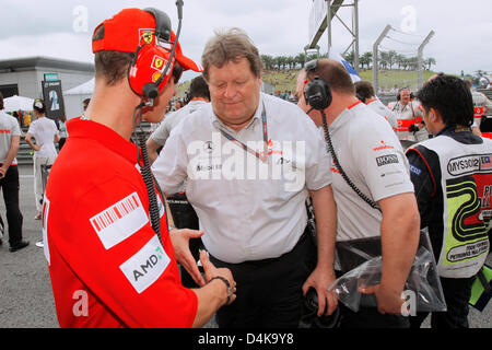 Ferrari-Berater Michael Schumacher (L) schüttelt Hände mit Mercedes Sportdirektor Norbert Haug vor der Formel Eins malaysischen Grand Prix in Sepang International Circuit nahe Kuala Lumpur, Malaysia, 5. April 2009. Foto: Jens Büttner Stockfoto