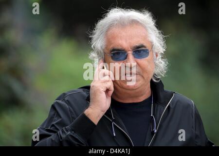 Italienischer Teamchef von Renault, spricht am Telefon im Fahrerlager vor dem Formula One Chinese Grand Prix am Shanghai International Circuit in Shanghai, China, 16. April 2009 Flavio Briatore. Die Formula One Chinese Grand Prix statt findet am 19. April 2009. Foto: JENS Büttner Stockfoto