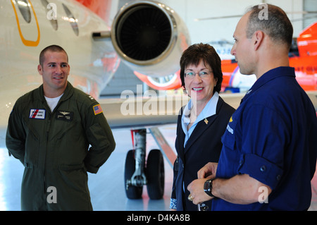 Senatorin Susan Collins besuchte die US Coast Guard Air Station Miami, um ihre Operationen zu beobachten und sich mit dem Kommandostab zu treffen. Bei diesem Besuch wurde die Mission der Küstenwache hervorgehoben, die US-Gewässer zu schützen und die nationalen Sicherheitsbemühungen zu unterstützen. Stockfoto