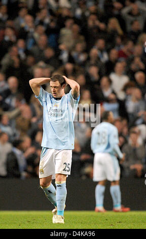 Manchester City? s Wayne Bridge Gesten während des Viertelfinales der UEFA-Cup Spiel Manchester City gegen Hamburger SV im City of Manchester Stadium in Manchester, Vereinigtes Königreich, 16. April 2009. Manchester City gegen Hamburger SV 2: 1. Durch Hamburg? s 3: 1-Sieg im ersten Bein Match das Team spielt jedoch im Halbfinale. Foto: Marcus Brandt Stockfoto