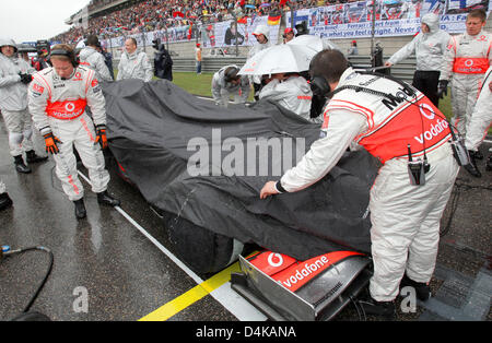 Mechaniker vorbereiten das Auto des britischen Formel1 DriverLewis Hamilton von McLaren-Mercedes vor 2009 Formel 1-Grand-Prix auf dem Shanghai International Circuit, China, 19. April 2009. Vettel von Red Bull gewann vor australischen Teamkollegen Mark Webber und Brite Jenson Button Brawn GP. Foto: Jens Büttner Stockfoto