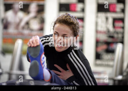 Deutsche im Federgewicht Boxen Welt Champion Ina Menzer Praktiken während ein Foto rufen in Hamburg, Deutschland, 16. Oktober 2009. Foto: Rolf Vennenbernd Stockfoto