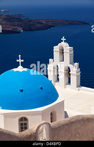 Traditionelles Santorini Kirche mit Blick auf die caldera Stockfoto