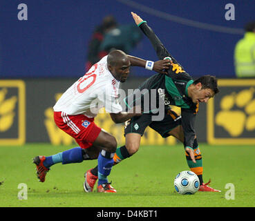 Hamburg? s Guy Demel (L) und Bremen? s Mesut Ozil (R) wetteifern um die Kugel während der DFB-Pokal Halbfinale Finale Hamburger SV Vs SV Werder Bremen im HSH Nordbank Arena in Hamburg, Deutschland, 22. April 2009. Bremen gewann nach Elfmeterschießen. Foto: Kay Nietfeld Stockfoto