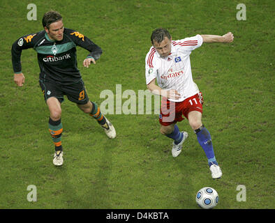 Hamburg? s Ivica Olic (R) und Bremen? s Clemens Fritz (L) wetteifern um die Kugel während der DFB-Pokal Halbfinale Finale Hamburger SV Vs SV Werder Bremen im HSH Nordbank Arena in Hamburg, Deutschland, 22. April 2009. Bremen gewann nach Elfmeterschießen. Foto: Angelika Warmuth Stockfoto