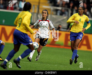 Deutschen Fatmire Bajramaj (C) führt den Ball beim Fußball freundlich Deutschland Vs Brasilien in Commerzbank-Arena in Frankfurt Main, Deutschland, 22. April 2009. Das Spiel endete 1: 1. Foto: Marius Becker Stockfoto