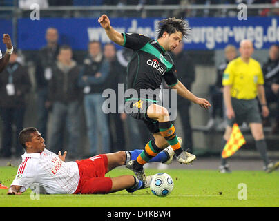 Hamburger Jerome Boateng (L) und Bremen? s Diego wetteifern um die Kugel während der DFB-Pokal Halbfinale Finale Hamburger SV Vs SV Werder Bremen im HSH Nordbank Arena in Hamburg, Deutschland, 22. April 2009. Bremen gewann 1-3 nach Elfmeterschießen. Foto: Marcus Brandt Stockfoto