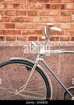 Fahrrad gegen Ziegel Wanddetail Stockfoto