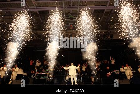 Deutschen Bandleader Hans James Last (C) und seinem Orchester führt in Bayreuth, Deutschland, 23. April 2009. Schließlich feiert seinen 80. Geburtstag mit einer Tour von 23 Shows in Deutschland, die Niederlande, Schweiz, Belgien und Frankreich unter dem Motto? In 80 Jahren rund um den Globus?. Foto: Marcus Führer Stockfoto