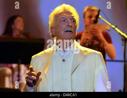 Deutschen Bandleader Hans James Last führt in Bayreuth, Deutschland, 23. April 2009. Schließlich feiert seinen 80. Geburtstag mit einer Tour von 23 Shows in Deutschland, die Niederlande, Schweiz, Belgien und Frankreich unter dem Motto? In 80 Jahren rund um den Globus?. Foto: Marcus Führer Stockfoto