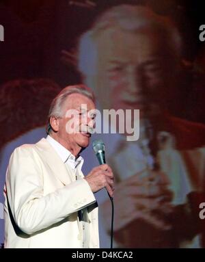 Deutschen Bandleader Hans James Last führt in Bayreuth, Deutschland, 23. April 2009. Schließlich feiert seinen 80. Geburtstag mit einer Tour von 23 Shows in Deutschland, die Niederlande, Schweiz, Belgien und Frankreich unter dem Motto? In 80 Jahren rund um den Globus?. Foto: Marcus Führer Stockfoto