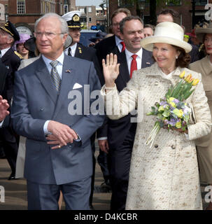 Groningen in den Niederlanden besuchen König Carl XVI. Gustaf von Schweden (L) und Königin Silvia von Sweden (R) 23. April 2009. Das schwedische Königspaar ist auf einem dreitägigen Staatsbesuch in den Niederlanden vom 21. bis 23. April 2009. Foto: Patrick van Katwijk Stockfoto