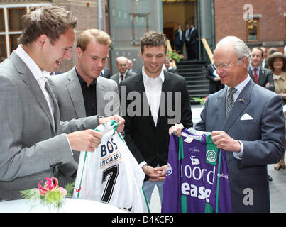 König Carl XVI. Gustaf von Schweden trifft sich mit schwedischen Fußball-Spieler, als er Groningen, the Netherlands, 23. April 2009 besucht. Das schwedische Königspaar ist auf einem dreitägigen Staatsbesuch in den Niederlanden vom 21. bis 23. April 2009. Foto: Patrick van Katwijk Stockfoto